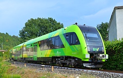 SERRICCIOLO (Frazione di Aulla) - Transito di treno ATR 220 Tr Swing con la livrea regionale