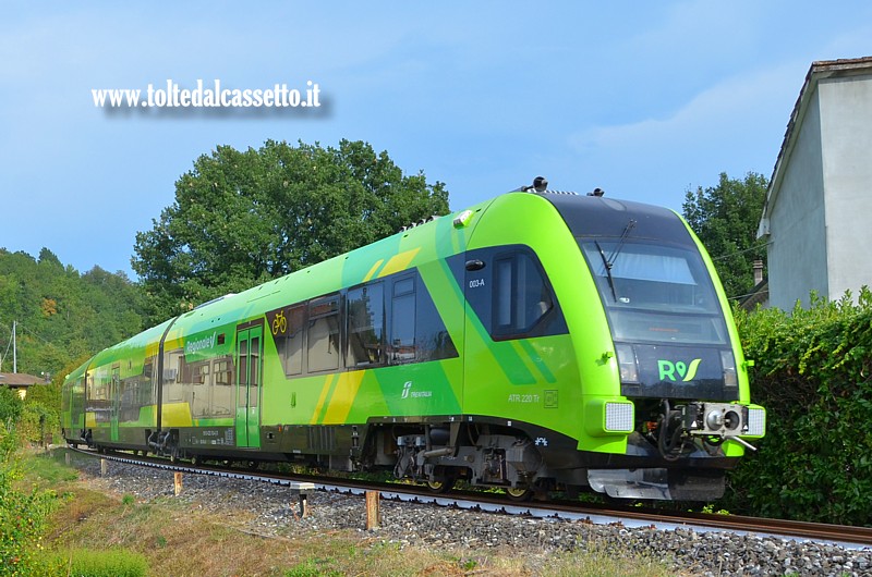 FERROVIA AULLA-LUCCA (Serricciolo) - Transito di treno ATR 220 Tr Swing in livrea regionale