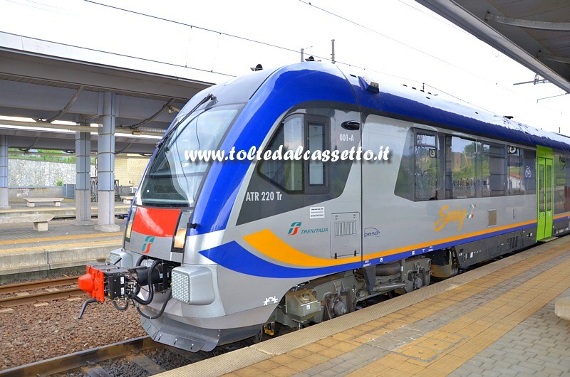 STAZIONE DI AULLA/LUNIGIANA - Automotrice ATR 220 Tr "Swing" sul binario 4. Questo tipo di treno, inaugurato il 22-03-2015, sostituir gradualmente il materiale rotabile di tipo ALn