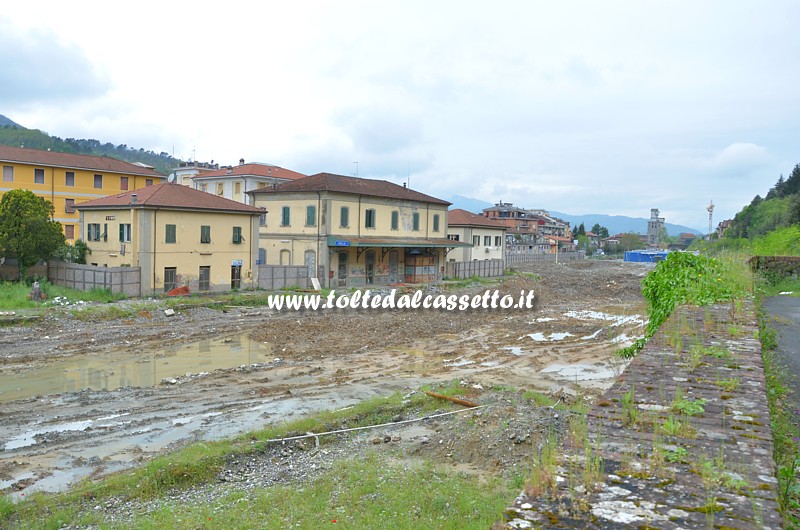 FERROVIA AULLA-LUCCA (3 maggio 2015) - Scavi nell'area della dismessa stazione storica di Aulla per riqualificare il territorio