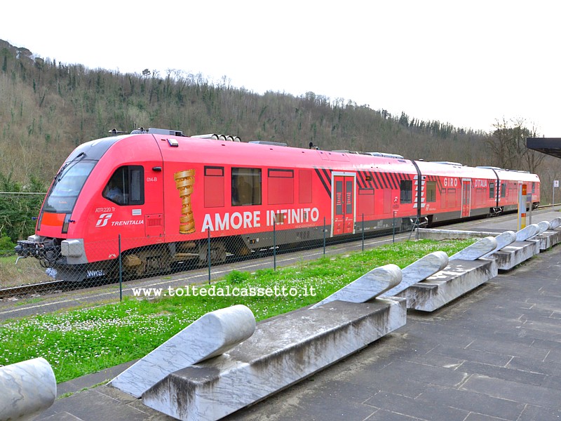 FERROVIA AULLA-LUCCA (17 Marzo 2024) - Treno ATR 220 Tr 014-B Swing con livrea del Giro d'Italia in partenza dalla stazione di Rometta