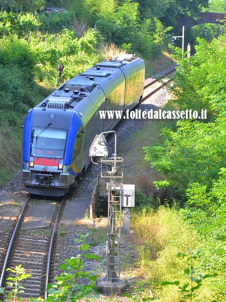 FERROVIA AULLA-LUCCA - Treno di linea tipo Swing in transito sul tratto tra Monzone e Gragnola