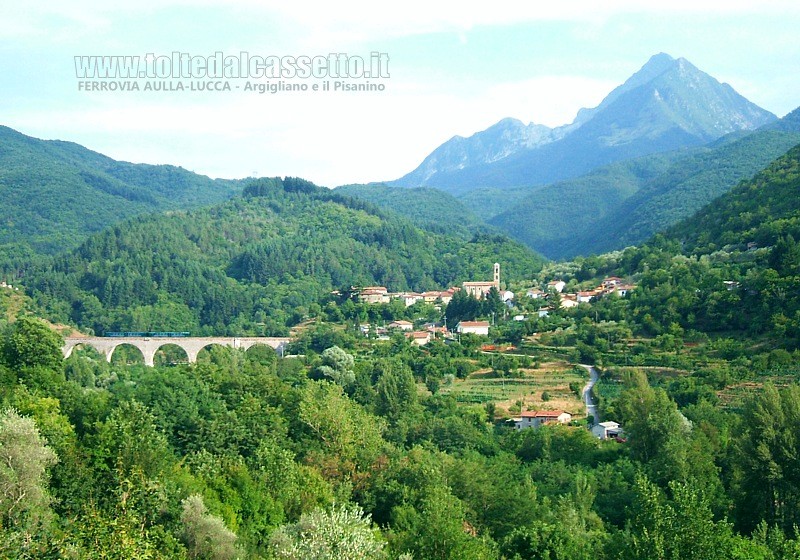 FERROVIA AULLA-LUCCA - Il ponte sul Tassonaro a Pieve San Lorenzo si imbuca sotto il borgo di Argigliano. Sullo sfondo il monte Pisanino