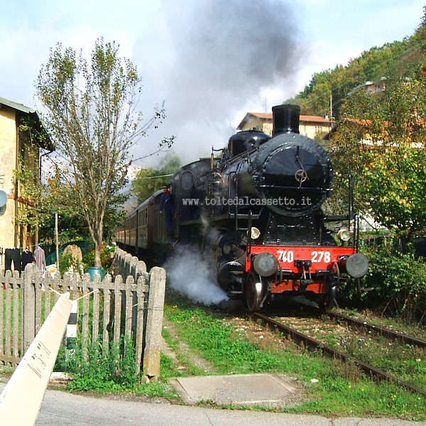 FERROVIA AULLA-LUCCA - Treno d'epoca con vaporiera transita al passaggio a livello tra Gragnola e Monzone
