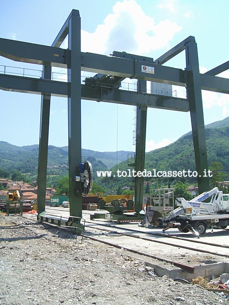 FERROVIA AULLA-LUCCA (03 luglio 2011) - Lavori per l'installazione della gru dello scalo merci di Minucciano/Pieve/Casola