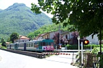 FERROVIA AULLA-LUCCA - Il passaggio a livello di Monzone e le montagne della Valle del Lucido