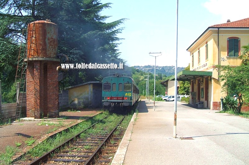 FERROVIA AULLA-LUCCA (Agosto 2009) - La stazione di Monzone (Km 72 + 644m) con treno di linea ALn 663-1147 in uscita verso Gragnola