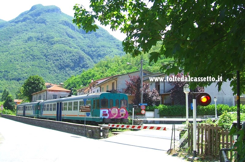 FERROVIA AULLA-LUCCA (Luglio 2010) - Treno di linea proveniente da Equi Terme transita all'altezza del passaggio a livello di Monzone