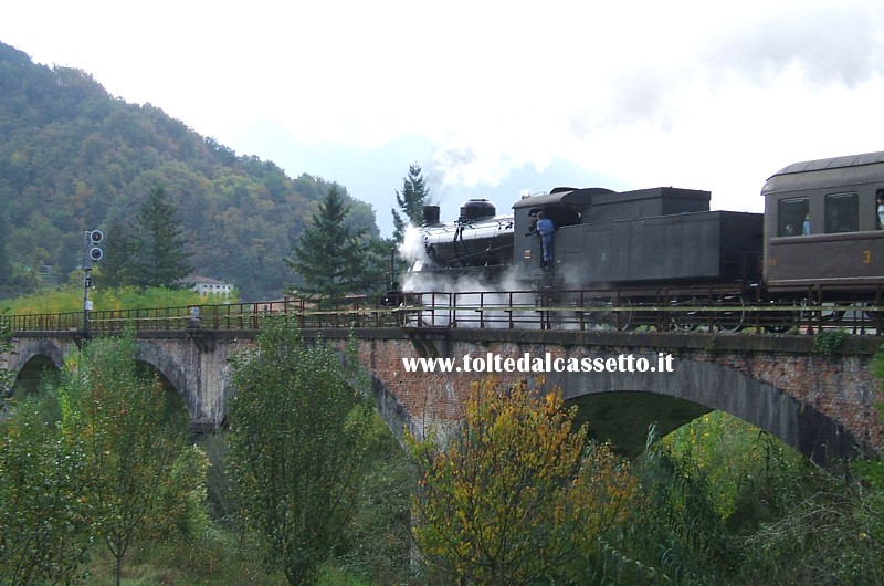 FERROVIA AULLA-LUCCA - Ponte sul torrente Aullella con locomotiva a vapore in testa ad un treno d'epoca