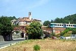 FERROVIA AULLA-LUCCA (Rometta di Fivizzano) - Treno di linea transita su viadotto ad archi in muratura