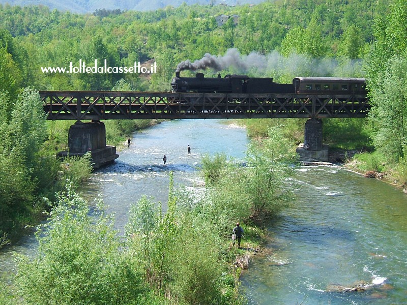 FERROVIA AULLA-LUCCA - Treno d'epoca con vaporiera e gara di pesca sul torrente Aulella