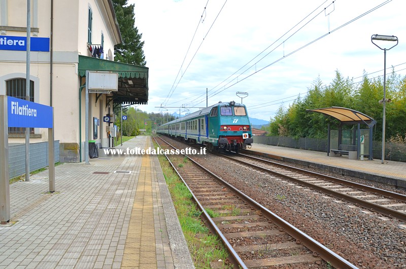 FERROVIA PONTREMOLESE - La stazione di Filattiera (lato nord) con treno regionale in transito