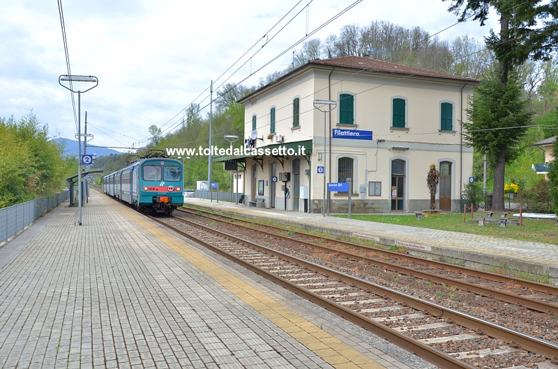 FERROVIA PONTREMOLESE - Lato sud della stazione di Filattiera con Automotrice ALe 642-009 in transito sul binario 2
