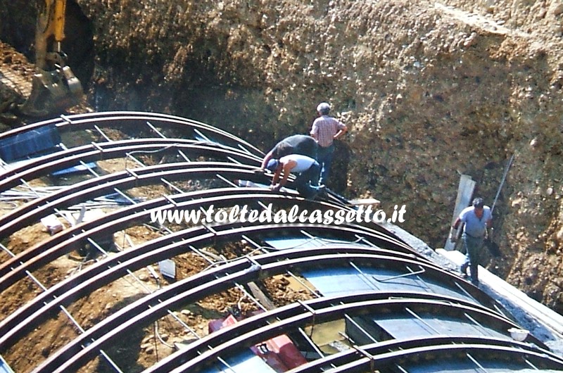 FERROVIA PONTREMOLESE (S.Stefano Magra) - Operai al lavoro per allestire l'armatura tonda nel tratto terminale della Galleria Serena