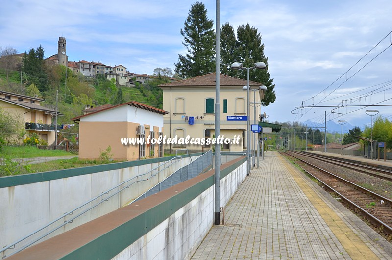 FERROVIA PONTREMOLESE - La stazione sotto il colle di Filattiera. In primo piano la rampa per l'accesso di persone disabili