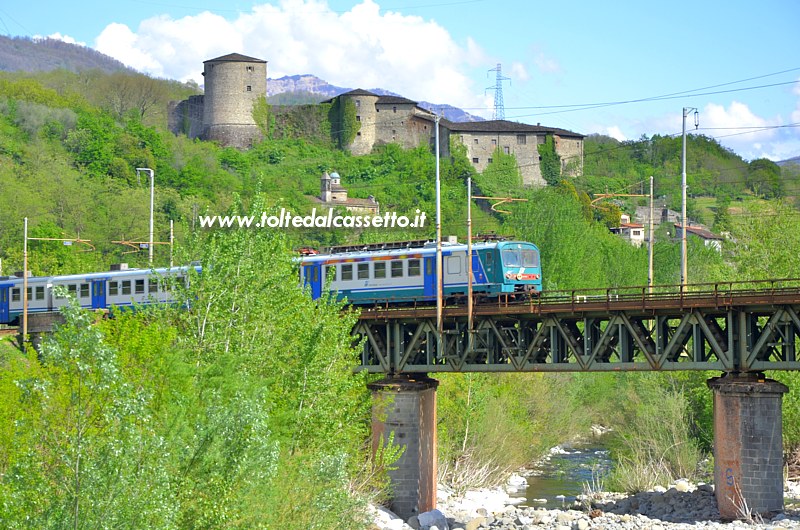 FERROVIA PONTREMOLESE - Ponte in ferro sul torrente Verde con sfondo il Castello del Piagnaro a Pontremoli