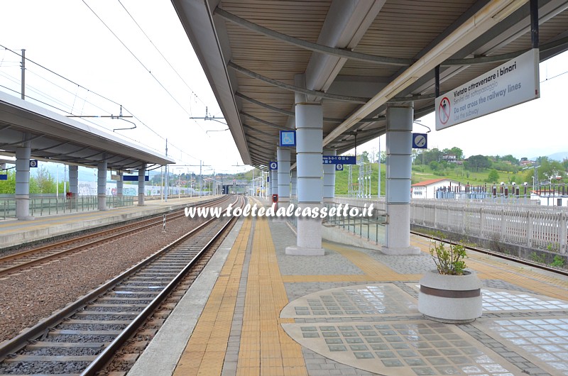 STAZIONE DI AULLA/LUNIGIANA - Il colonnato delle pensiline (binari 4 e 5 per linea Aulla-Lucca)