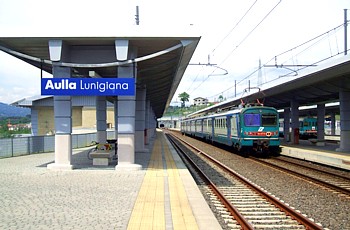 La stazione di Aulla-Lunigiana con treno regionale sul binario 2
