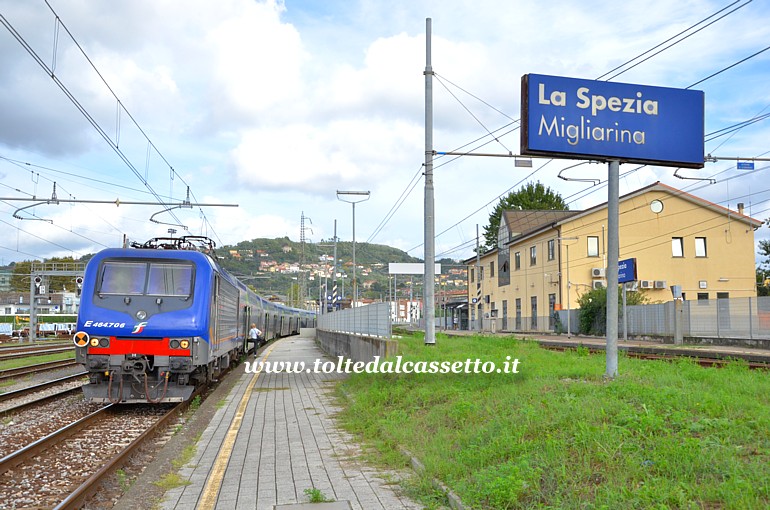 STAZIONE DI MIGLIARINA - Locomotiva elettrica E.464-706 in testa ad un treno Vivalto in partenza per Levanto