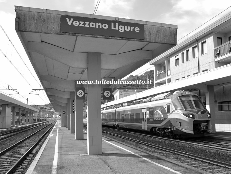 STAZIONE DI VEZZANO LIGURE - Elettrotreno ETR 103 022-A Pop Trenitalia TPER diretto a Pontremoli