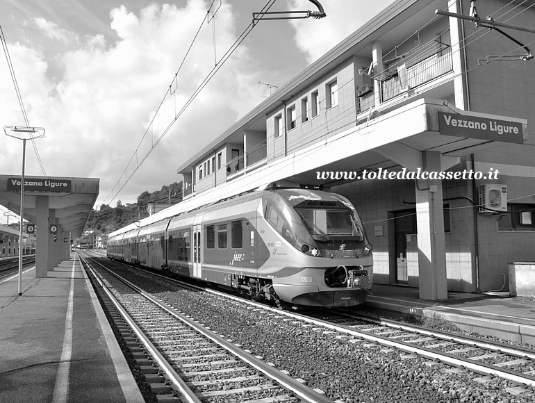 STAZIONE DI VEZZANO LIGURE - Elettrotreno ETR 425 Jazz partito dalla Spezia e diretto a Parma