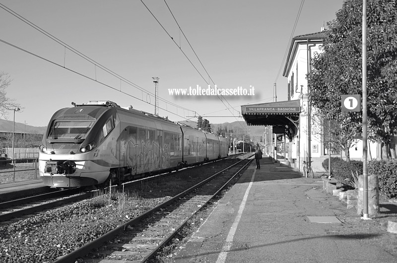 STAZIONE DI VILLAFRANCA - Elettrotreno ETR 324 007-B Jazz diretto alla Spezia in fermata sul binario 2