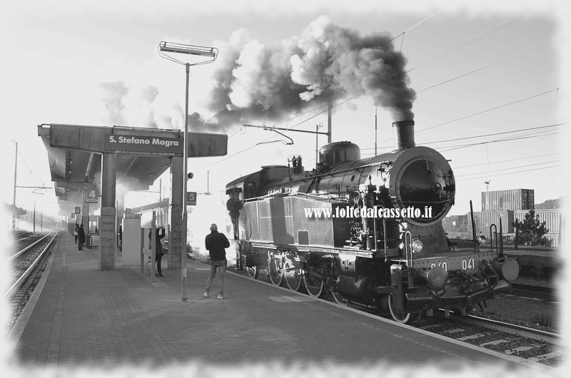 SANTO STEFANO DI MAGRA (6 gennaio 2017) - Arriva in stazione, sul binario 5, il treno speciale La Spezia - Pontremoli delle ore 9.10, trainato dalla locomotiva a vapore 940-041