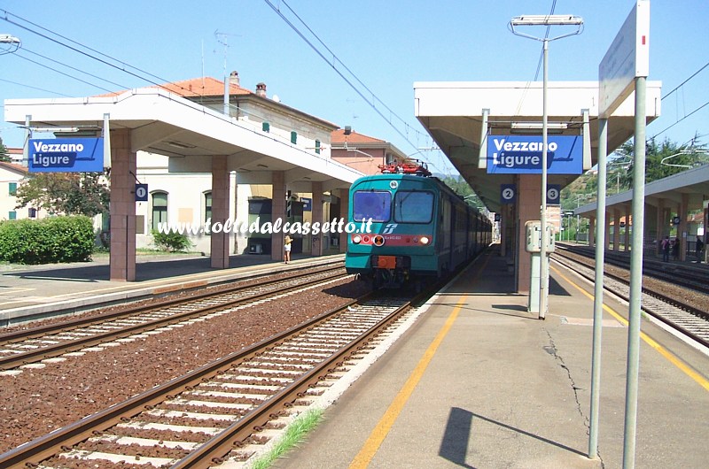 FERROVIA PONTREMOLESE - Binari 1 e 2 della stazione di Vezzano Ligure con Automotrice ALe 642-053