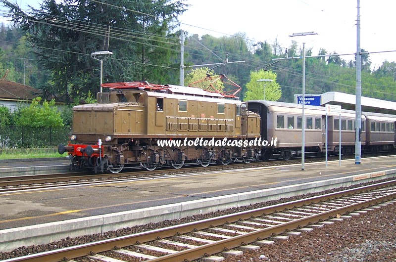 FERROVIA PONTREMOLESE - Stazione di Vezzano Ligure con treno storico Monterosso - Lucca del 17 aprile 2010