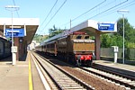 STAZIONE DI VEZZANO LIGURE - Sul binario 4 il treno storico diretto a Finale Ligure trainato dalla locomotiva elettrica E626-294 STAZIONE DI VEZZANO LIGURE - Sul binario 4 il treno storico diretto a Finale Ligure trainato dalla locomotiva elettrica E626-294