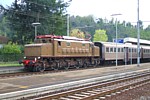 STAZIONE DI VEZZANO LIGURE - Il treno storico del 17-04-2010 per le Cinque Terre rientra a Lucca trainato da una locomotiva elettrica tipo E.625