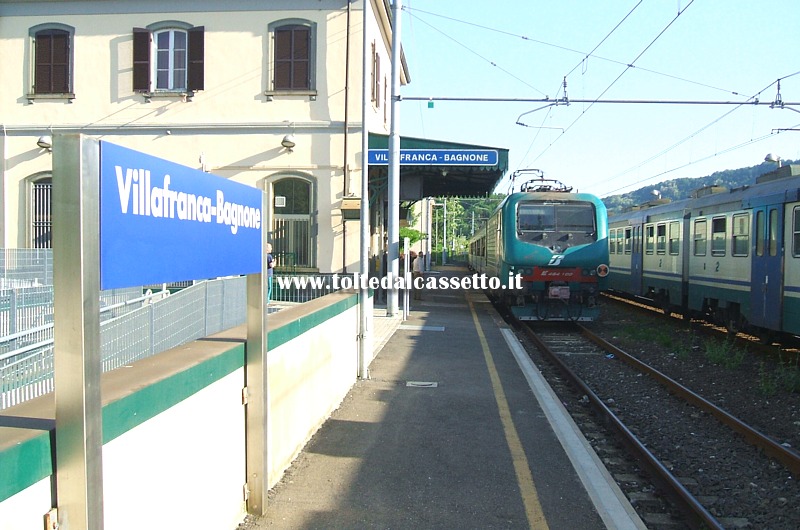 FERROVIA PONTREMOLESE - Treno sul binario uno della stazione di Villafranca / Bagnone