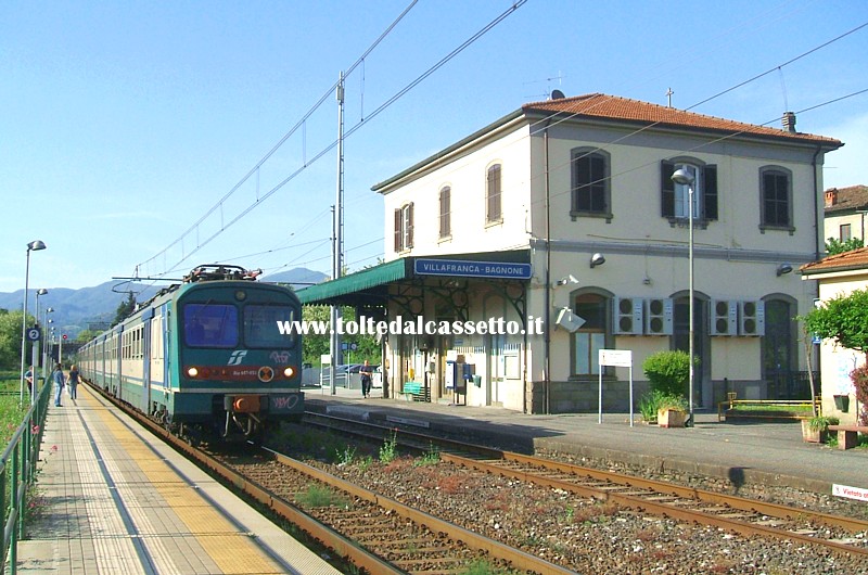 FERROVIA PONTREMOLESE - La stazione di Villafranca / Bagnone, in esercizio sul tratto dove la vecchia linea e quella nuova si compenetrano