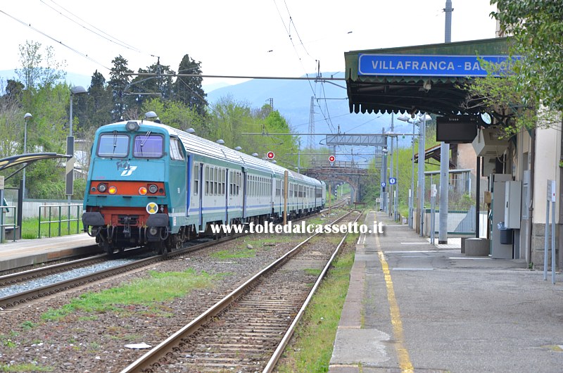FERROVIA PONTREMOLESE - Treno esce della stazione ferroviaria di Villafranca / Bagnone sul binario 2 (direzione Pontremoli)