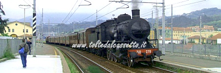 STAZIONE DI LA SPEZIA MIGLIARINA - Il treno d'epoca del 1° maggio 2010 diretto alle Fornaci di Barga