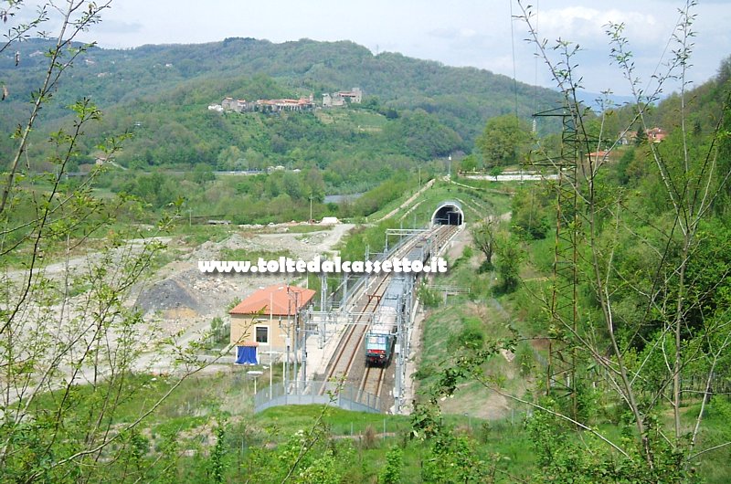 FERROVIA PONTREMOLESE - Il treno regionale 23381 transita sul tratto a doppio binario in localit Chiesaccia di Villafranca. In alto il borgo di Lusuolo