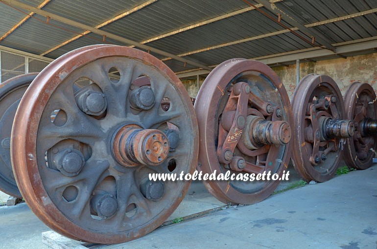 FONDAZIONE FS ITALIANE - Assali con ruote in attesa di restauro presso il Museo Treni Storici della Spezia