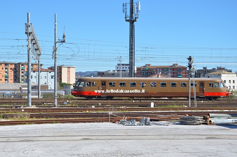 FONDAZIONE FS ITALIANE - Automotrice OM ALn.772-3265 mentre effettua il servizio navetta tra la stazione di La Spezia centrale e quella di Migliarina