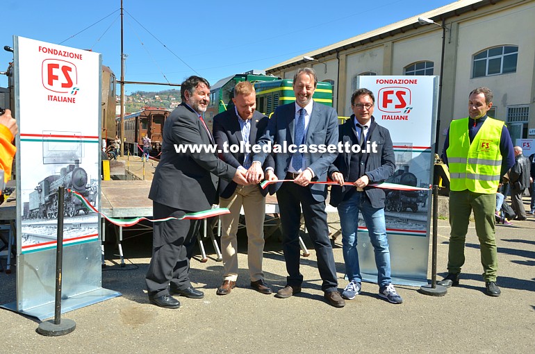 LA SPEZIA - Enrico Vesco, Francesco Leonardi, Massimo Federici, Cristiano Ruggia e Sauro Mergotti tagliano il nastro per l'inaugurazione del deposito treni storici di Migliarina curato dalla Fondazione FS Italiane