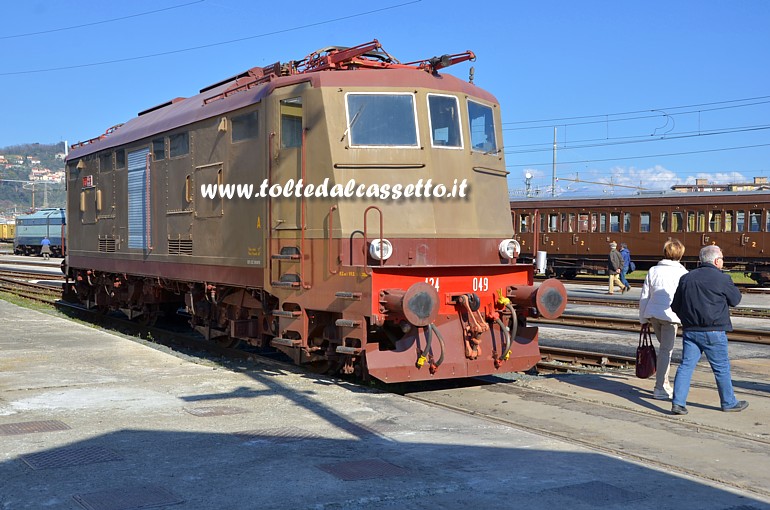 FONDAZIONE FS ITALIANE - Locomotiva elettrica E.424-049 del 1949. Costruita da OM-CGE, nel 1989 � stata trasformata in navetta alle OGR di Verona e rinumerata E.424-249