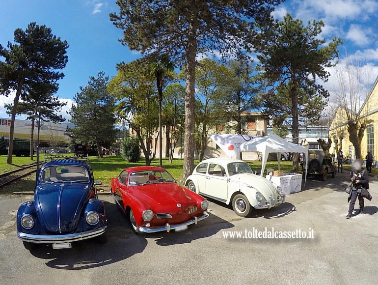 MUSEO TRENI STORICI DELLA SPEZIA (Open Day del 18 Marzo 2023) - Esposizione di autovetture storiche Volkswagen composta da una Karmann Ghia e due Maggiolini