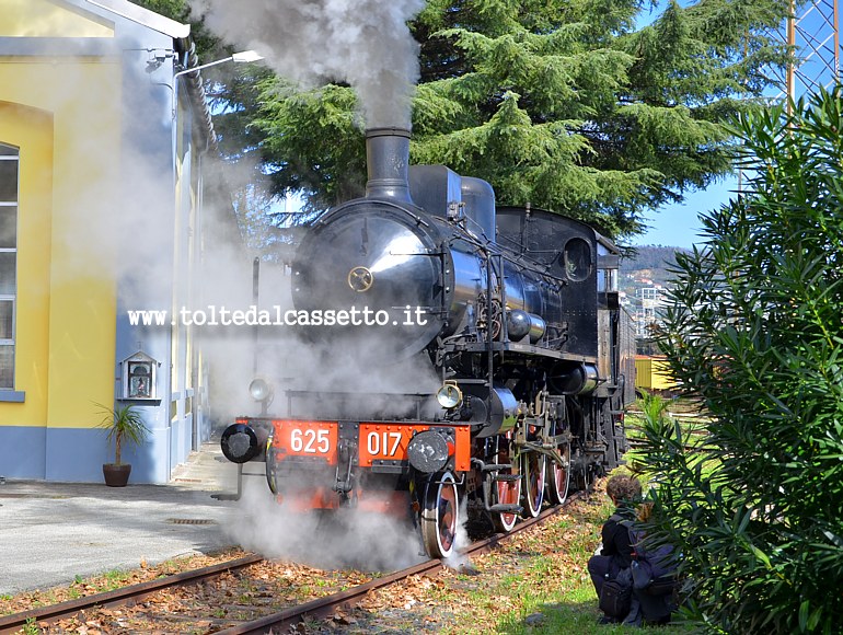 MUSEO TRENI STORICI DELLA SPEZIA (Open Day del 18 Marzo 2023) - Locomotiva a vapore 625-017 in movimento nel parco del deposito