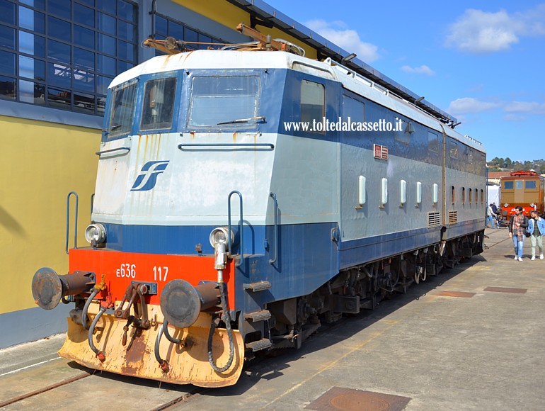 MUSEO TRENI STORICI DELLA SPEZIA (Open Day del 18 Marzo 2023) - Locomotiva E.636-117 in mostra a fianco dell'officina dove vengono resturate le locomotive a vapore