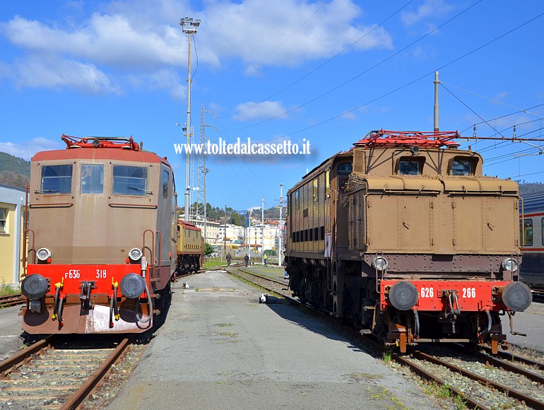 MUSEO TRENI STORICI DELLA SPEZIA (Open Day del 18 Marzo 2023) - Locomotive elettriche E.636-318 e E.626-266 affiancate sul piazzale della struttura