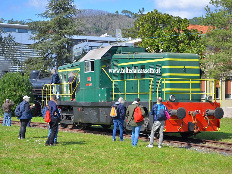 MUSEO TRENI STORICI DELLA SPEZIA (Open Day del 18 Marzo 2023) - Visitatori interessati alla locomotiva diesel da manovra D.143-3021 Truman