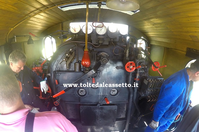 MUSEO TRENI STORICI DELLA SPEZIA (Porte Aperte del 25 Aprile 2018) - Come si presenta la cabina di guida della locomotiva a vapore 740-278