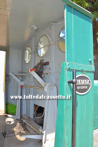 MUSEO TRENI STORICI DELLA SPEZIA (Porte Aperte del 25 Aprile 2018) - La spartana cabina di guida della locomotiva diesel da manovra Deutz n� 55438