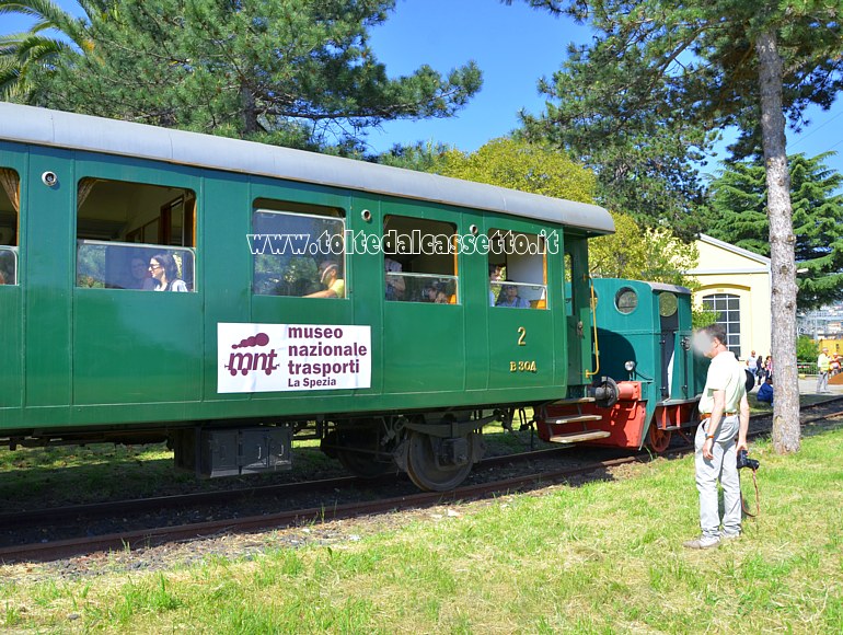 MUSEO TRENI STORICI DELLA SPEZIA (Porte Aperte del 25 Aprile 2018) - Trenino viaggiante con carrozza di 2a classe delle Ferrovie Nord Milano (anno 1924) che reca l'insegna dell'MNT