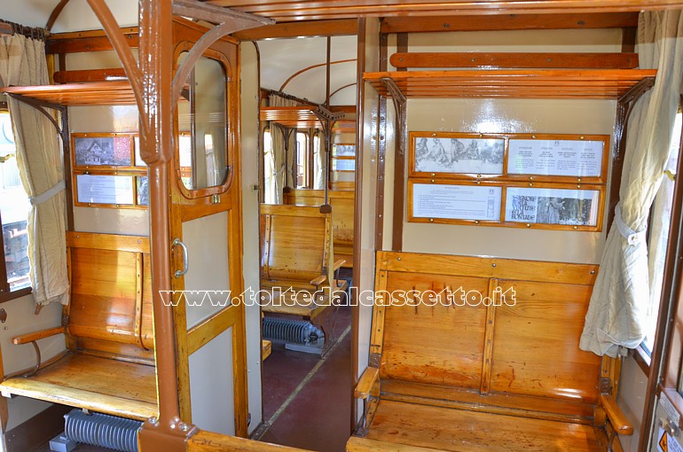 MUSEO TRENI STORICI DELLA SPEZIA (Porte Aperte del 25 Aprile 2018) - Interni di carrozza "Cento Porte"
