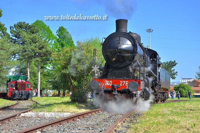 MUSEO TRENI STORICI DELLA SPEZIA (Porte aperte del 25 Aprile 2018) - La locomotiva a vapore 740-278 viaggia sbuffando lungo un binario della struttura